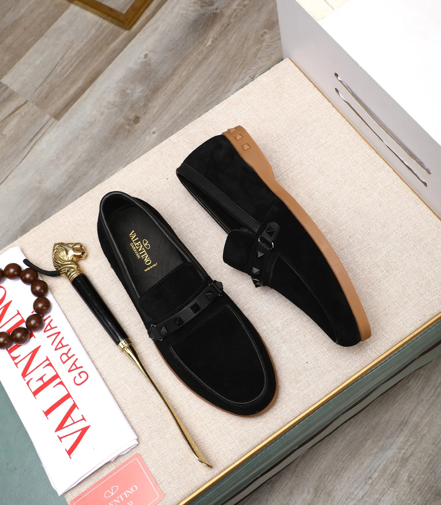 Men's shoes 💰520 [Valentino-Valentino] High-quality boutique men's shoes. The same style as the celebrities, original and authentic.✅ Made of imported cowhide + original apricot cowhide lining. The French luxury model is priced at 14,080 Swiss francs. It is also a Paris Fashion Week catwalk model. A brand can be deeply rooted in your heart, and a pair of shoes can make you linger. What you wear is not only noble, but also an aura. 👻Standard 38-45
